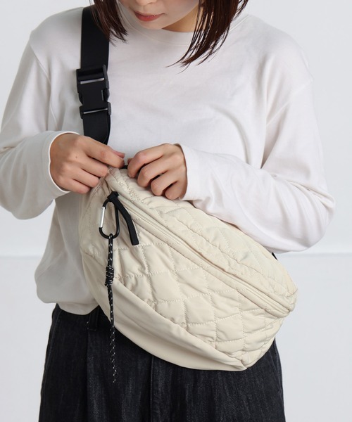 ALTROSE(アルトローズ)の「【500mlペットボトル収納可】ボディバッグ キルト キルティング タム(ボディバッグ/ウエストポーチ・レディース・グレー/シルバー/アイボリー/カーキ/ブラック・FREE)」の14枚目の写真