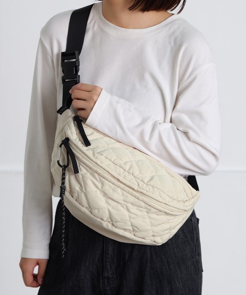 ALTROSE(アルトローズ)の「【500mlペットボトル収納可】ボディバッグ キルト キルティング タム(ボディバッグ/ウエストポーチ・レディース・グレー/シルバー/アイボリー/カーキ/ブラック・FREE)」の15枚目の写真