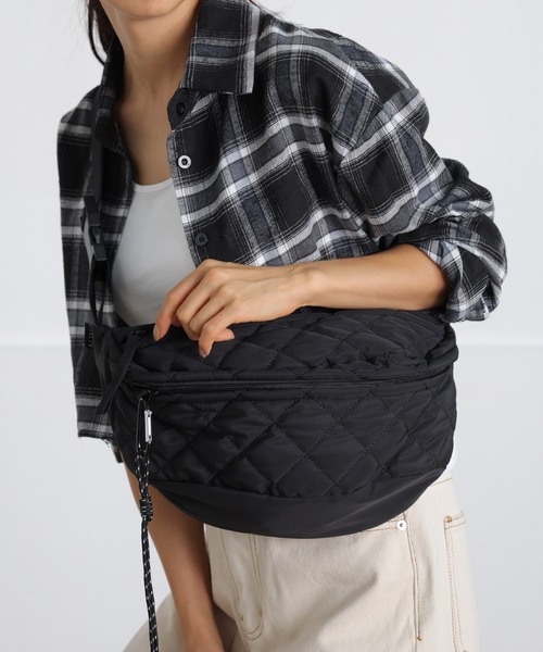 ALTROSE(アルトローズ)の「【500mlペットボトル収納可】ボディバッグ キルト キルティング タム(ボディバッグ/ウエストポーチ・レディース・グレー/シルバー/アイボリー/カーキ/ブラック・FREE)」の18枚目の写真