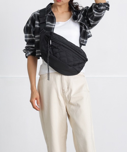 ALTROSE(アルトローズ)の「【500mlペットボトル収納可】ボディバッグ キルト キルティング タム(ボディバッグ/ウエストポーチ・レディース・グレー/シルバー/アイボリー/カーキ/ブラック・FREE)」の19枚目の写真