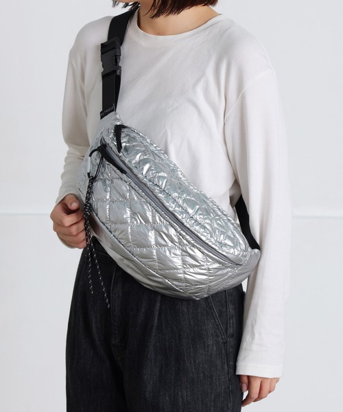 ALTROSE(アルトローズ)の「【500mlペットボトル収納可】ボディバッグ キルト キルティング タム(ボディバッグ/ウエストポーチ・レディース・グレー/シルバー/アイボリー/カーキ/ブラック・FREE)」の22枚目の写真