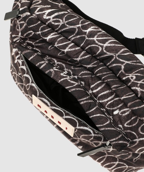 MARNI(マルニ)の「SCRIBBLE PRINTED / ボディバッグ(ボディバッグ/ウエストポーチ・メンズ・ブラック系その他・ONE SIZE)」の4枚目の写真