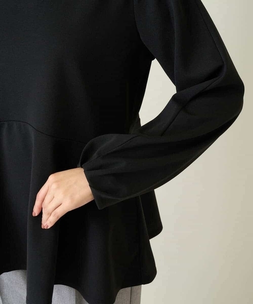 a.v.v（アーヴェヴェ）の「ニュアンスカーブペプラムトップス（Tシャツ/カットソー・レディース・ブラック/ベージュ・38/40/42/34/36）」の3枚目の写真