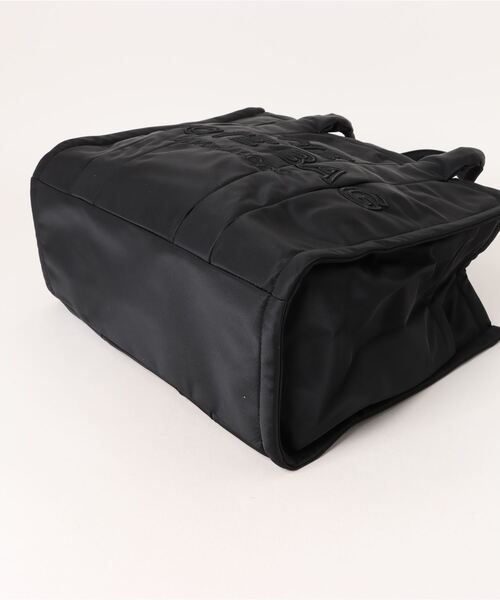 MARC JACOBS（マークジェイコブス）の「THE PUFFY NYLON LARGE TOTE BAG/ザ パフィー ナイロン ラージ トート バッグ（トートバッグ・レディース・ブラック/ベージュ系その他・ONE SIZE）」の11枚目の写真
