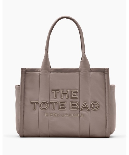 MARC JACOBS（マークジェイコブス）の「THE PUFFY NYLON LARGE TOTE BAG/ザ パフィー ナイロン ラージ トート バッグ（トートバッグ・レディース・ブラック/ベージュ系その他・ONE SIZE）」の2枚目の写真