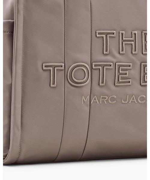 MARC JACOBS（マークジェイコブス）の「THE PUFFY NYLON LARGE TOTE BAG/ザ パフィー ナイロン ラージ トート バッグ（トートバッグ・レディース・ブラック/ベージュ系その他・ONE SIZE）」の14枚目の写真