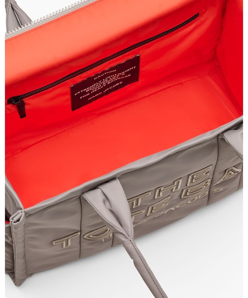 MARC JACOBS（マークジェイコブス）の「THE PUFFY NYLON LARGE TOTE BAG/ザ パフィー ナイロン ラージ トート バッグ（トートバッグ・レディース・ブラック/ベージュ系その他・ONE SIZE）」の16枚目の写真