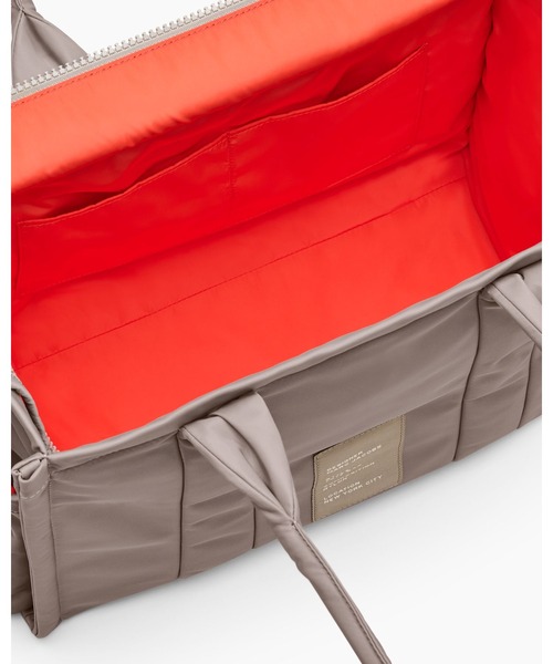 MARC JACOBS（マークジェイコブス）の「THE PUFFY NYLON LARGE TOTE BAG/ザ パフィー ナイロン ラージ トート バッグ（トートバッグ・レディース・ブラック/ベージュ系その他・ONE SIZE）」の17枚目の写真