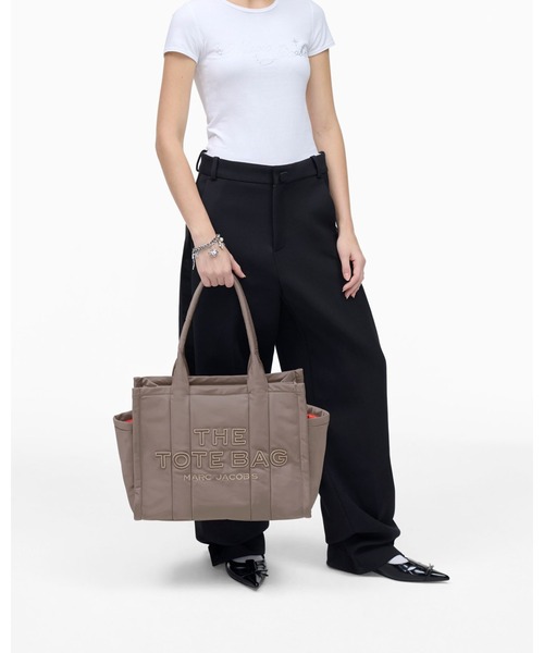 MARC JACOBS（マークジェイコブス）の「THE PUFFY NYLON LARGE TOTE BAG/ザ パフィー ナイロン ラージ トート バッグ（トートバッグ・レディース・ブラック/ベージュ系その他・ONE SIZE）」の18枚目の写真