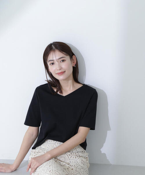 NATURAL BEAUTY BASIC（ナチュラルビューティーベーシック）の「◇ベーシックTシャツシリーズ Vネック（Tシャツ/カットソー・レディース・オフホワイト/グレー/ブラック・FREE）」の16枚目の写真