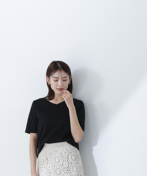 NATURAL BEAUTY BASIC（ナチュラルビューティーベーシック）の「◇ベーシックTシャツシリーズ Vネック（Tシャツ/カットソー・レディース・オフホワイト/グレー/ブラック・FREE）」の18枚目の写真