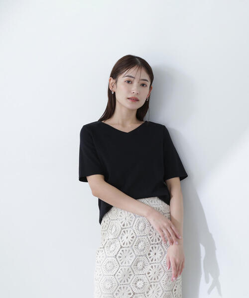 NATURAL BEAUTY BASIC（ナチュラルビューティーベーシック）の「◇ベーシックTシャツシリーズ Vネック（Tシャツ/カットソー・レディース・オフホワイト/グレー/ブラック・FREE）」の20枚目の写真