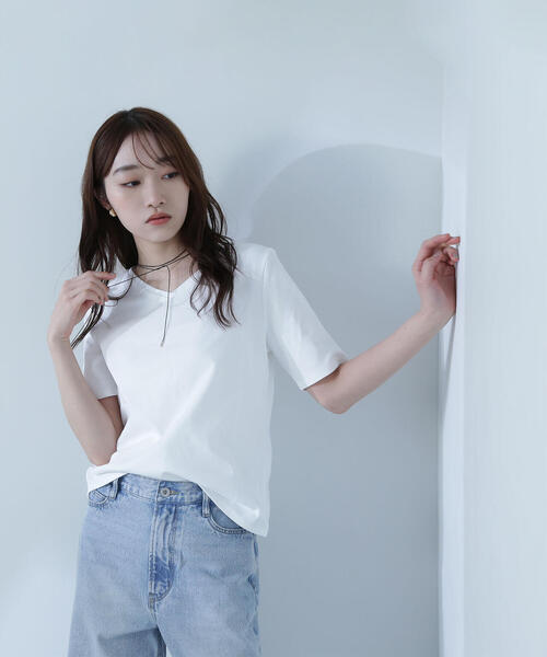 NATURAL BEAUTY BASIC（ナチュラルビューティーベーシック）の「◇ベーシックTシャツシリーズ Vネック（Tシャツ/カットソー・レディース・オフホワイト/グレー/ブラック・FREE）」の8枚目の写真