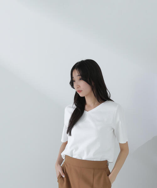 NATURAL BEAUTY BASIC（ナチュラルビューティーベーシック）の「◇ベーシックTシャツシリーズ Vネック（Tシャツ/カットソー・レディース・オフホワイト/グレー/ブラック・FREE）」の10枚目の写真