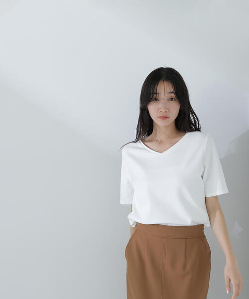 NATURAL BEAUTY BASIC（ナチュラルビューティーベーシック）の「◇ベーシックTシャツシリーズ Vネック（Tシャツ/カットソー・レディース・オフホワイト/グレー/ブラック・FREE）」の12枚目の写真