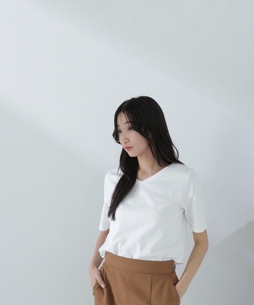 SCULPTOR 光沢VネックTシャツ ベージュ SCULPTOR 光沢VネックTシャツ ベージュ ☺︎ ・ SCULPTOR 21FW