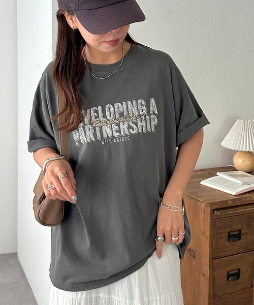 DISCOAT(ディスコート)の「【WEB限定】ピグメントアソートロゴTシャツ(Tシャツ/カットソー・レディース・チャコールグレー/グリーン/ベージュ・MEDIUM/SMALL)」の10枚目の写真