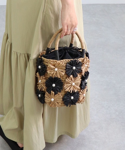 MIAN (ミアン)の「花モチーフトートバッグ(かごバッグ・レディース・ベージュ/ミント/ブラック・FREE)」の1枚目の写真
