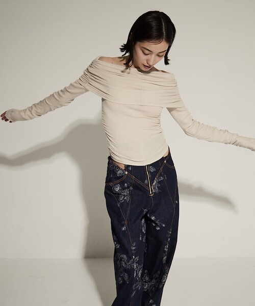 STUDIOUS（ステュディオス）の「【STUDIOUS/ステュディオス】Washable Silk Cotton Offshoulder/シルクコットンオフショルダー（Tシャツ/カットソー・レディース・ブラック/ベージュ・FREE）」の6枚目の写真