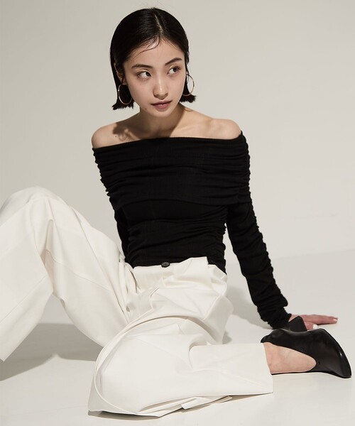 STUDIOUS（ステュディオス）の「【STUDIOUS/ステュディオス】Washable Silk Cotton Offshoulder/シルクコットンオフショルダー（Tシャツ/カットソー・レディース・ブラック/ベージュ・FREE）」の22枚目の写真