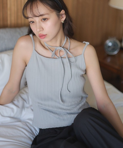 earth music&ecology(アースミュージックアンドエコロジー)の「コード付きキャミソール(キャミソール・レディース・レッド/オフホワイト/グレー/ブラック・S/M)」の3枚目の写真