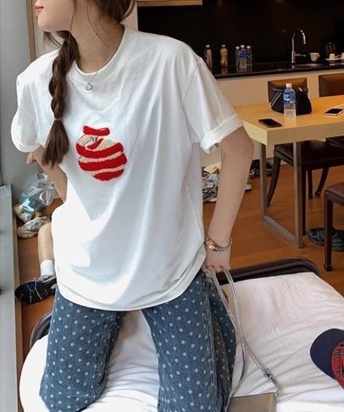 FreeZone(フリーゾーン)の「リンゴおもしろデザインプリント半袖Tシャツ(Tシャツ/カットソー・レディース・ホワイト・F)」の4枚目の写真