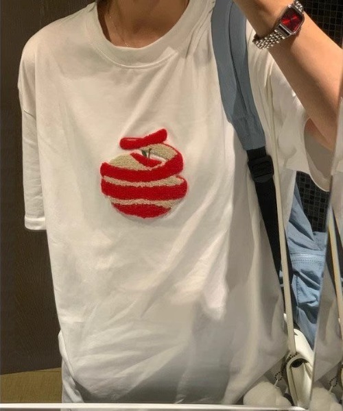 FreeZone(フリーゾーン)の「リンゴおもしろデザインプリント半袖Tシャツ(Tシャツ/カットソー・レディース・ホワイト・F)」の3枚目の写真