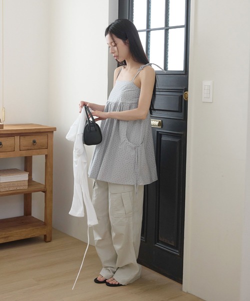 UNE MANSION(ユヌマンション)の「【ストリングで体系に合わせて長さ調節可能,リボン演出可能】ミューズフラワーポケットシャーリングバルーンビスチェレイヤードキャミソールワンピース(キャミソール・レディース・アイボリー/グレー/イエロー・FREE)」の9枚目の写真