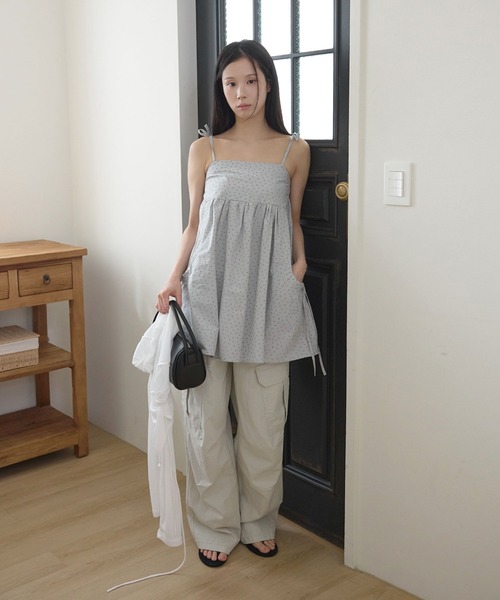 UNE MANSION(ユヌマンション)の「【ストリングで体系に合わせて長さ調節可能,リボン演出可能】ミューズフラワーポケットシャーリングバルーンビスチェレイヤードキャミソールワンピース(キャミソール・レディース・アイボリー/グレー/イエロー・FREE)」の7枚目の写真