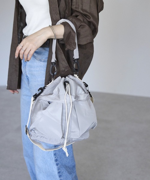 &MARKS(アンドマークス)の「N13【軽量・2WAY】ナイロンバケツバッグ(ショルダーバッグ・レディース・ブラック/ブラウン/グレー/オフホワイト/カーキ・FREE)」の3枚目の写真