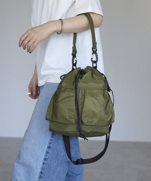 &MARKS(アンドマークス)の「N13【軽量・2WAY】ナイロンバケツバッグ(ショルダーバッグ・レディース・ブラック/ブラウン/グレー/オフホワイト/カーキ・FREE)」の5枚目の写真