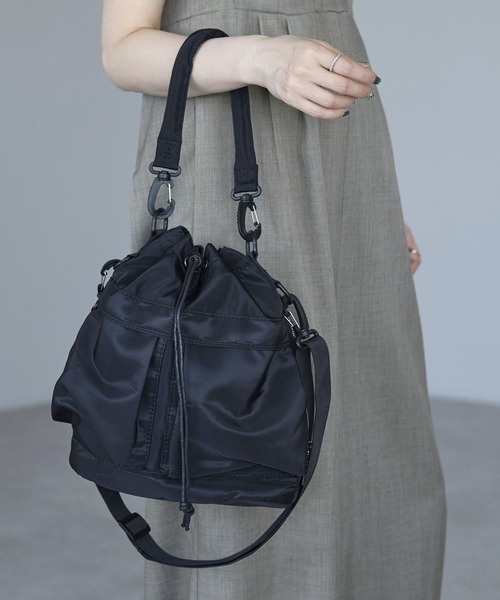 &MARKS(アンドマークス)の「N13【軽量・2WAY】ナイロンバケツバッグ(ショルダーバッグ・レディース・ブラック/ブラウン/グレー/オフホワイト/カーキ・FREE)」の1枚目の写真