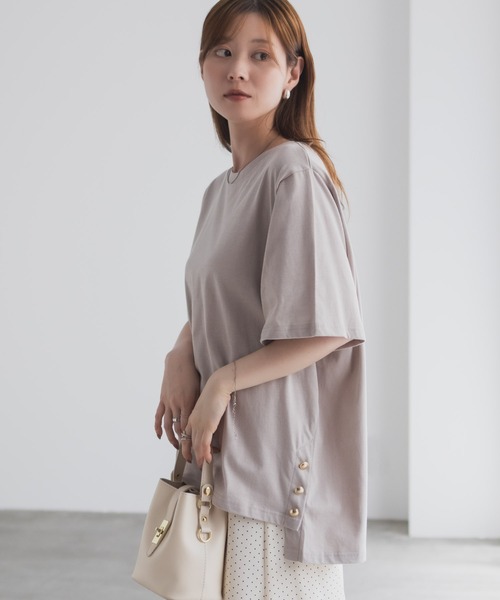 NAVY(ネイビー)の「nAvy 裾ボタンオーバーTシャツ(Tシャツ/カットソー・レディース・ベージュ/オフホワイト/ブラック・M/L)」の3枚目の写真