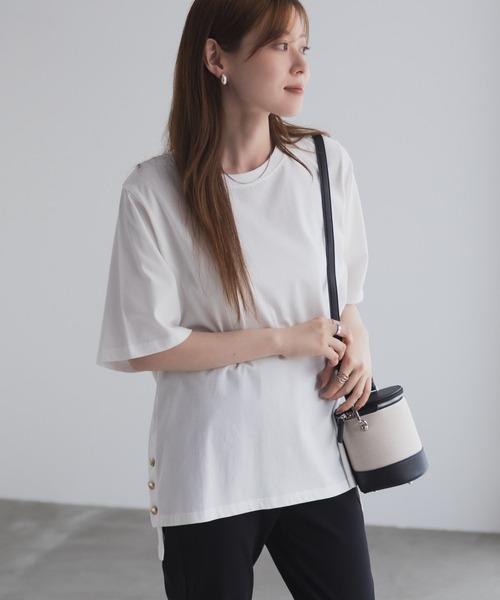 NAVY(ネイビー)の「nAvy 裾ボタンオーバーTシャツ(Tシャツ/カットソー・レディース・ベージュ/オフホワイト/ブラック・M/L)」の1枚目の写真