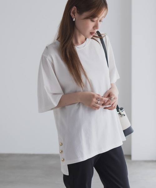 NAVY(ネイビー)の「nAvy 裾ボタンオーバーTシャツ(Tシャツ/カットソー・レディース・ベージュ/オフホワイト/ブラック・M/L)」の4枚目の写真