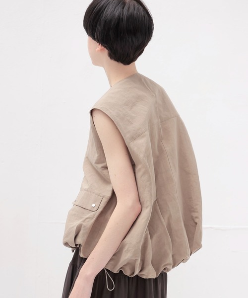 DRESSLAVE（ドレスレイブ）の「tuck bubble sleeveless blouson(タックバブルスリーブレスブルゾン)（ブルゾン・レディース・ホワイト/ブラウン・38）」の4枚目の写真