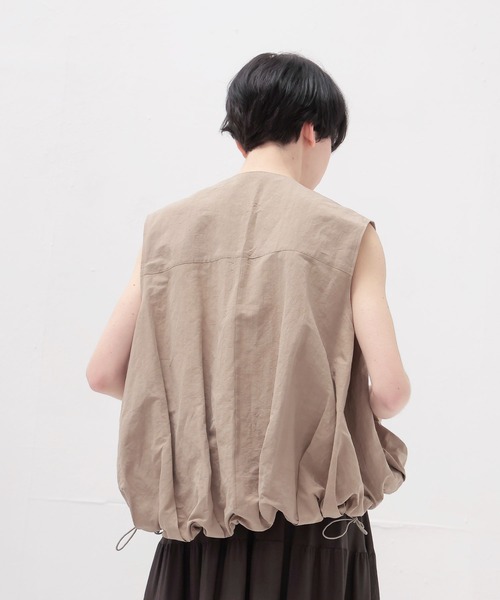 DRESSLAVE（ドレスレイブ）の「tuck bubble sleeveless blouson(タックバブルスリーブレスブルゾン)（ブルゾン・レディース・ホワイト/ブラウン・38）」の5枚目の写真