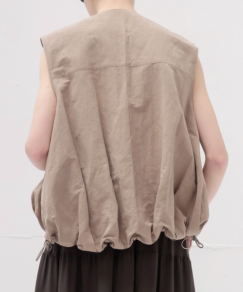 DRESSLAVE（ドレスレイブ）の「tuck bubble sleeveless blouson(タックバブルスリーブレスブルゾン)（ブルゾン・レディース・ホワイト/ブラウン・38）」の8枚目の写真