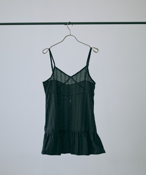 EN NEUME(エンノイム)の「Lace Gather Camisole Tunic(シャツ/ブラウス・レディース・ブラック/アイボリー・FREE)」の4枚目の写真