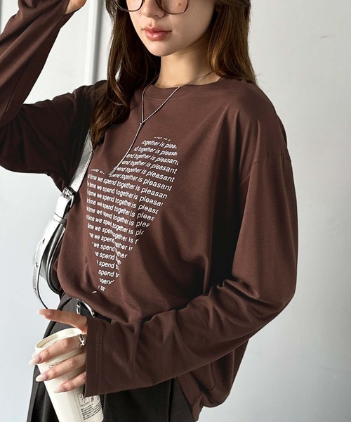 mily bilet(ミウィビレット)の「【mily bilet】 ハートが映える♪大人カジュアルMIX◎ハートグラフィック指穴ロングTシャツ(Tシャツ/カットソー・レディース・チャコールグレー/ブラウン/ホワイト/オートミール・LARGE/MEDIUM/SMALL/X-LARGE)」の3枚目の写真