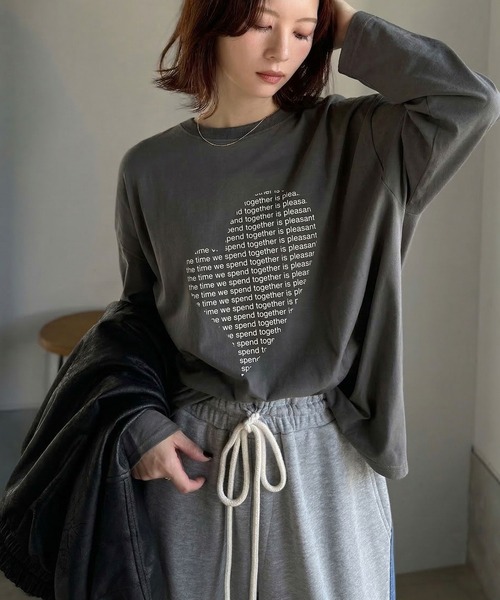 mily bilet(ミウィビレット)の「【mily bilet】 ハートが映える♪大人カジュアルMIX◎ハートグラフィック指穴ロングTシャツ(Tシャツ/カットソー・レディース・チャコールグレー/ブラウン/ホワイト/オートミール・LARGE/MEDIUM/SMALL/X-LARGE)」の2枚目の写真