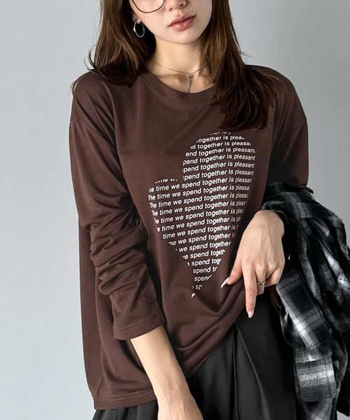 mily bilet(ミウィビレット)の「【mily bilet】 ハートが映える♪大人カジュアルMIX◎ハートグラフィック指穴ロングTシャツ(Tシャツ/カットソー・レディース・チャコールグレー/ブラウン/ホワイト/オートミール・LARGE/MEDIUM/SMALL/X-LARGE)」の19枚目の写真