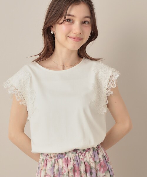 couture brooch（クチュールブローチ）の「【マシンウォッシャブル・UVケア・接触冷感】フレンチ肩レースカットソー（Tシャツ/カットソー・レディース・ライトグレー/ブラック/オフホワイト・38/42/36）」の2枚目の写真