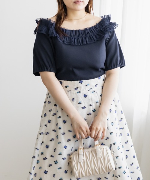 CLETTE(クレット)の「チュール使いオフショルプルオーバー(Tシャツ/カットソー・レディース・ブラック/アイボリー/ネイビー・4L/3L/LL)」の1枚目の写真