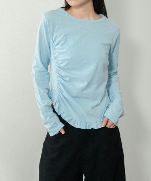 on:nue（オンニュ）の「【on:nue】[お気に入り登録数7,000突破！][着用動画あり！] ギャザーフリルヘムトップス（Tシャツ/カットソー・レディース・ピンク/ホワイト/ネイビー/ブルー・FREE）」の3枚目の写真