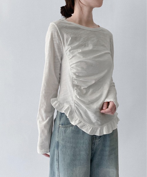 on:nue（オンニュ）の「【on:nue】[お気に入り登録数7,000突破！][着用動画あり！] ギャザーフリルヘムトップス（Tシャツ/カットソー・レディース・ピンク/ホワイト/ネイビー/ブルー・FREE）」の5枚目の写真