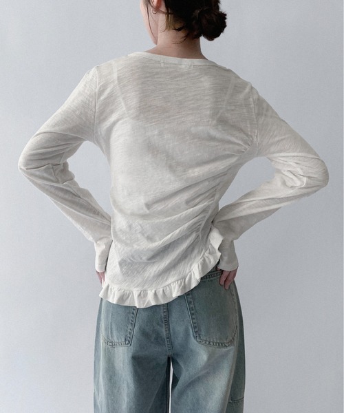 on:nue（オンニュ）の「【on:nue】[お気に入り登録数7,000突破！][着用動画あり！] ギャザーフリルヘムトップス（Tシャツ/カットソー・レディース・ピンク/ホワイト/ネイビー/ブルー・FREE）」の7枚目の写真