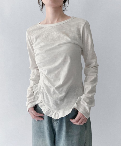 on:nue（オンニュ）の「【on:nue】[お気に入り登録数7,000突破！][着用動画あり！] ギャザーフリルヘムトップス（Tシャツ/カットソー・レディース・ピンク/ホワイト/ネイビー/ブルー・FREE）」の6枚目の写真