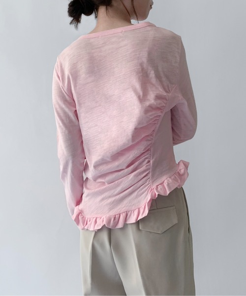 on:nue（オンニュ）の「【on:nue】[お気に入り登録数7,000突破！][着用動画あり！] ギャザーフリルヘムトップス（Tシャツ/カットソー・レディース・ピンク/ホワイト/ネイビー/ブルー・FREE）」の13枚目の写真