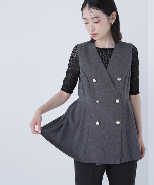 NATURAL BEAUTY BASIC（ナチュラルビューティーベーシック）の「◇メタルボタンペプラムジレ（その他アウター・レディース・チャコールグレー/ベージュ/ネイビー・SMALL/MEDIUM）」の2枚目の写真